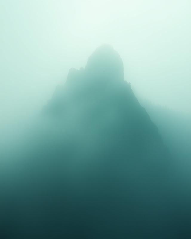 霧に包まれた山頂