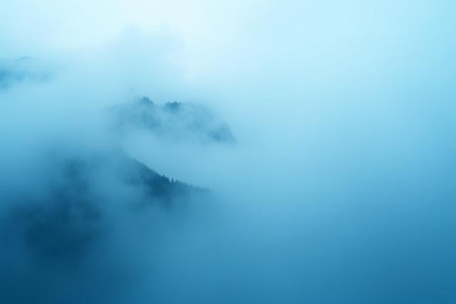 霧に覆われた神秘的な山々